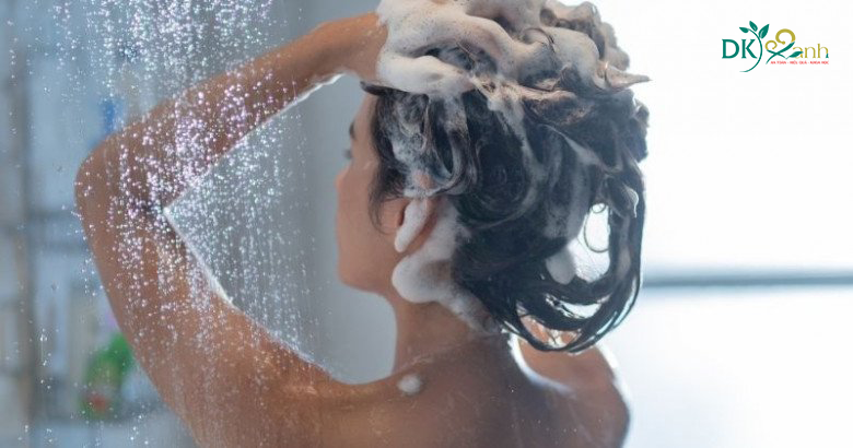 Mẹ không nên tắm quá lâu