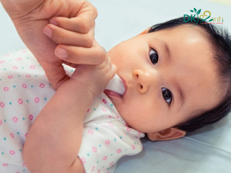 Mẹ nên rơ lưỡi mỗi ngày cho trẻ