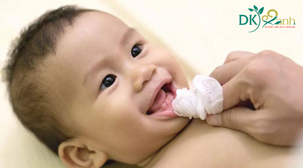 Rơ lưỡi cho bé đều đặn muỗi ngày