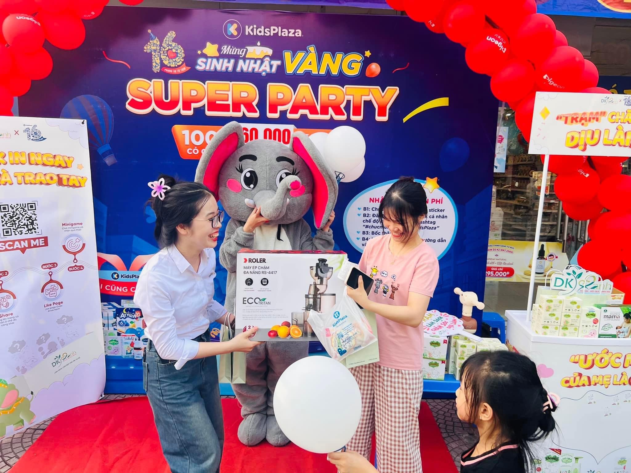 Khách hàng may mắn nhận được phần quà đặc biệt của Dược Khoa Xanh