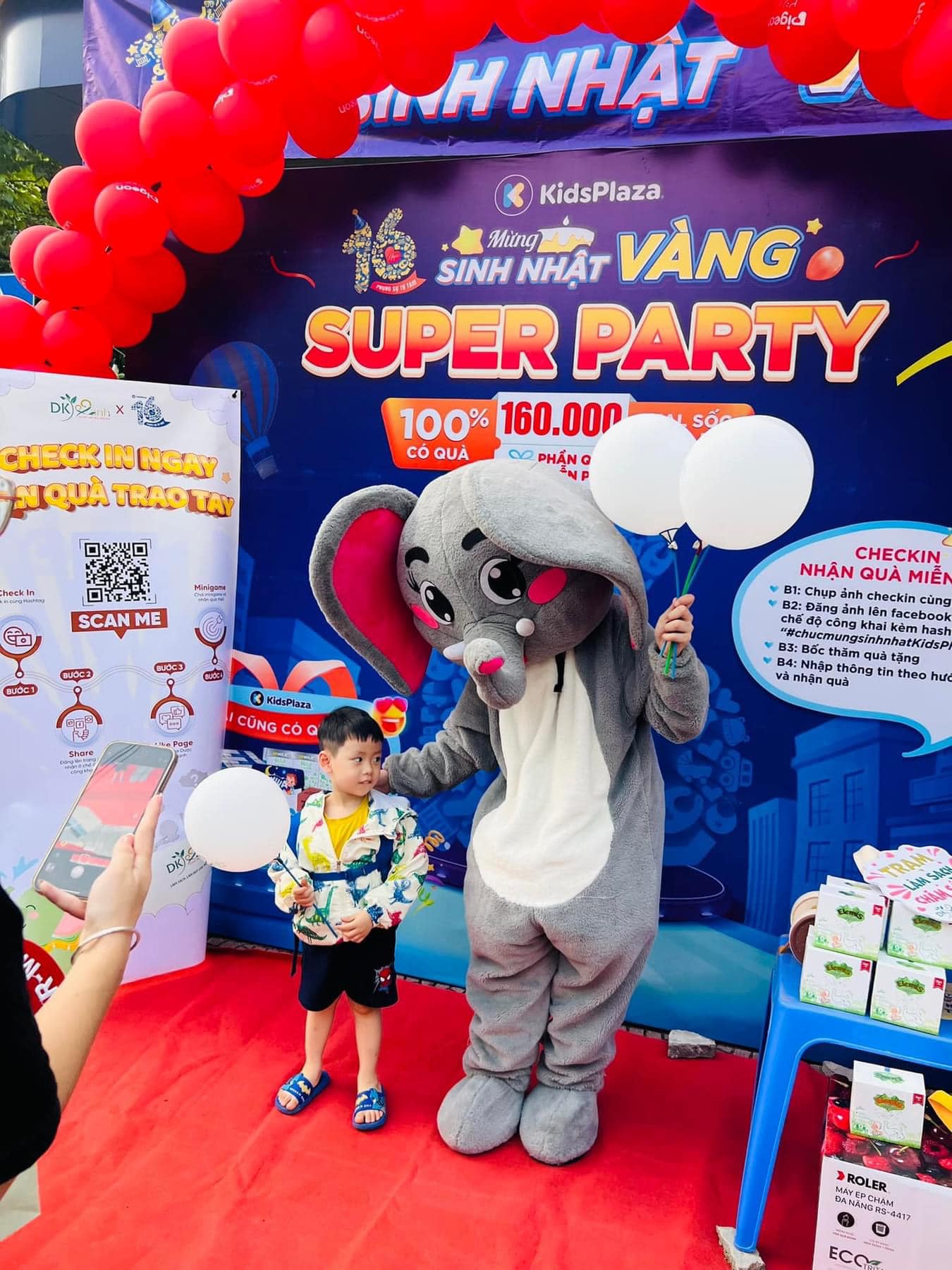 Hoạt động check in cùng chú voi xanh Dược Khoa Xanh