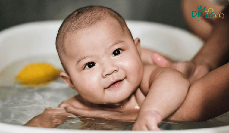 tắm cho bé nhẹ nhàng
