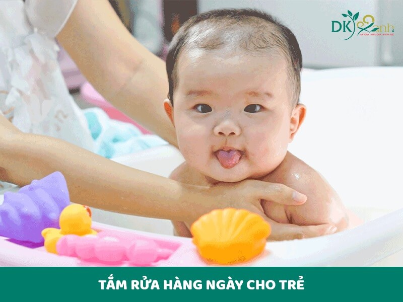 Tắm rửa hàng ngày cho trẻ