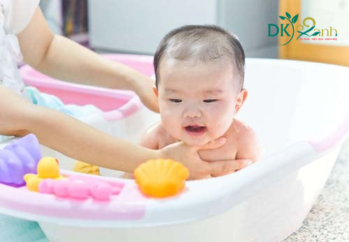 Trẻ sơ sinh nên tắm vào thời gian nào cho hợp lý