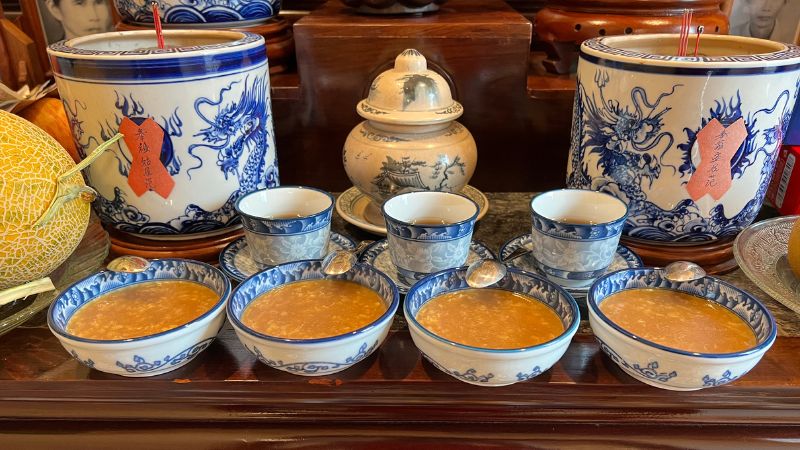 Bát chè cúng trong bộ bát đĩa thắp hương men lam trên bàn thờ gia tiên