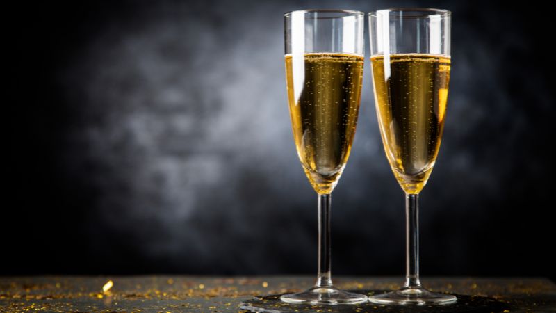 ly champagne cho ruou vang sui tam