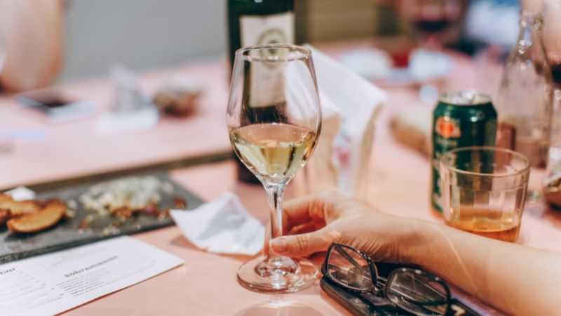 ly ruou vang trang tri ban tiec