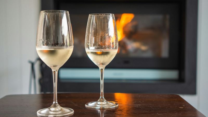 ly vang trang thuong thuc ruou vang trang