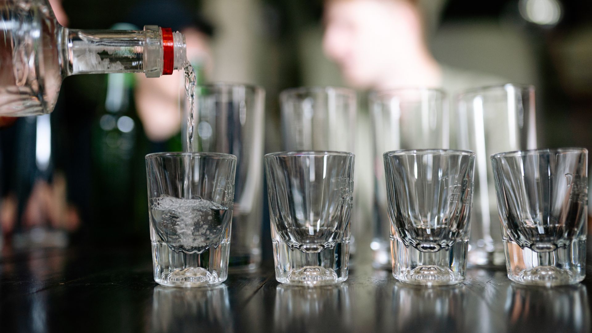 Ly vodka dáng cao nhỏ gọn phù hợp uống rượu lạnh theo kiểu shot