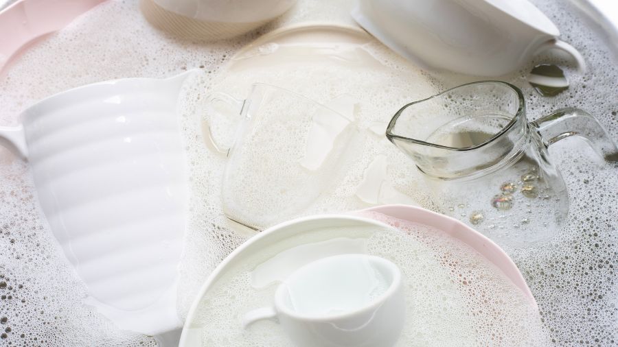 lam sach vet ban tren do thuy tinh bang nuoc am pha giam