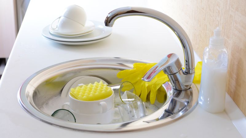 cach dung nuoc vo gao lam trang bat dia su bi o vang tai nha