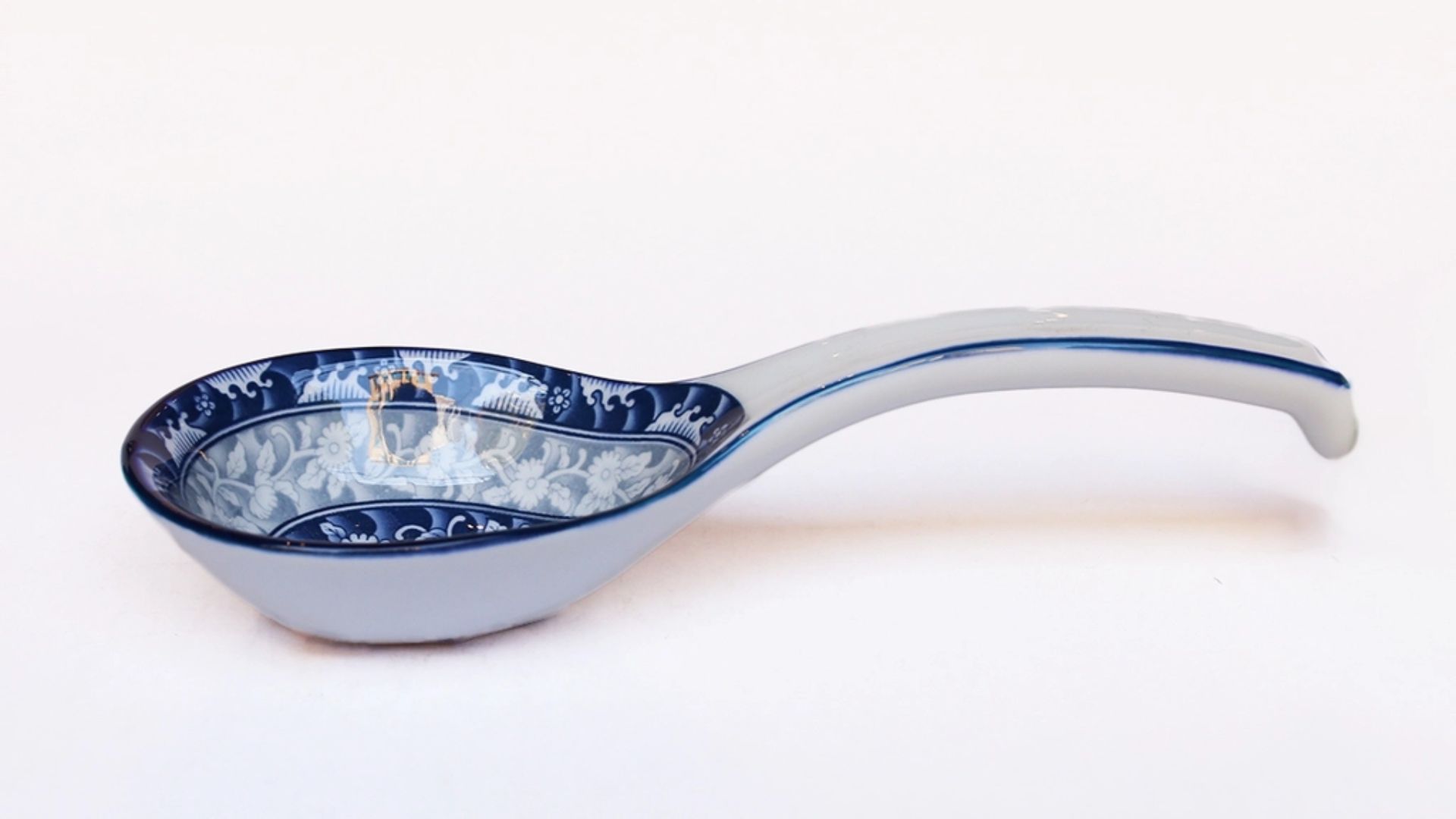 Thiết kế thìa sứ trắng thanh lịch phù hợp không gian bếp hiện đại