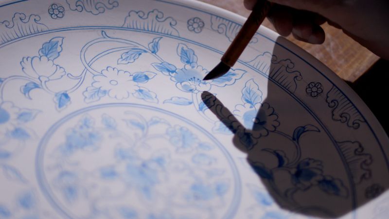 Đĩa gốm men trắng hoa văn xanh tinh xảo thủ công