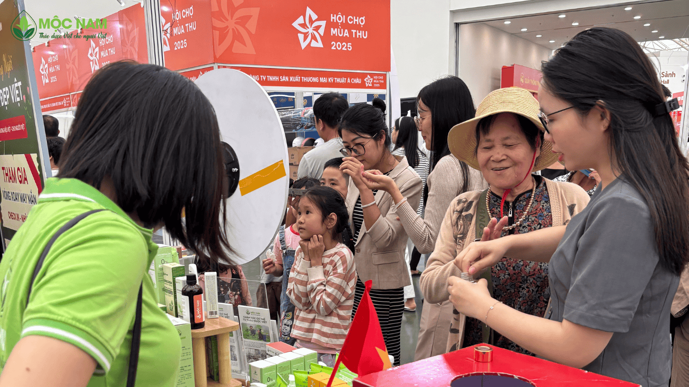 khach-hang-tai-gian-hang-moc-nam-hoi-cho-mua-thu