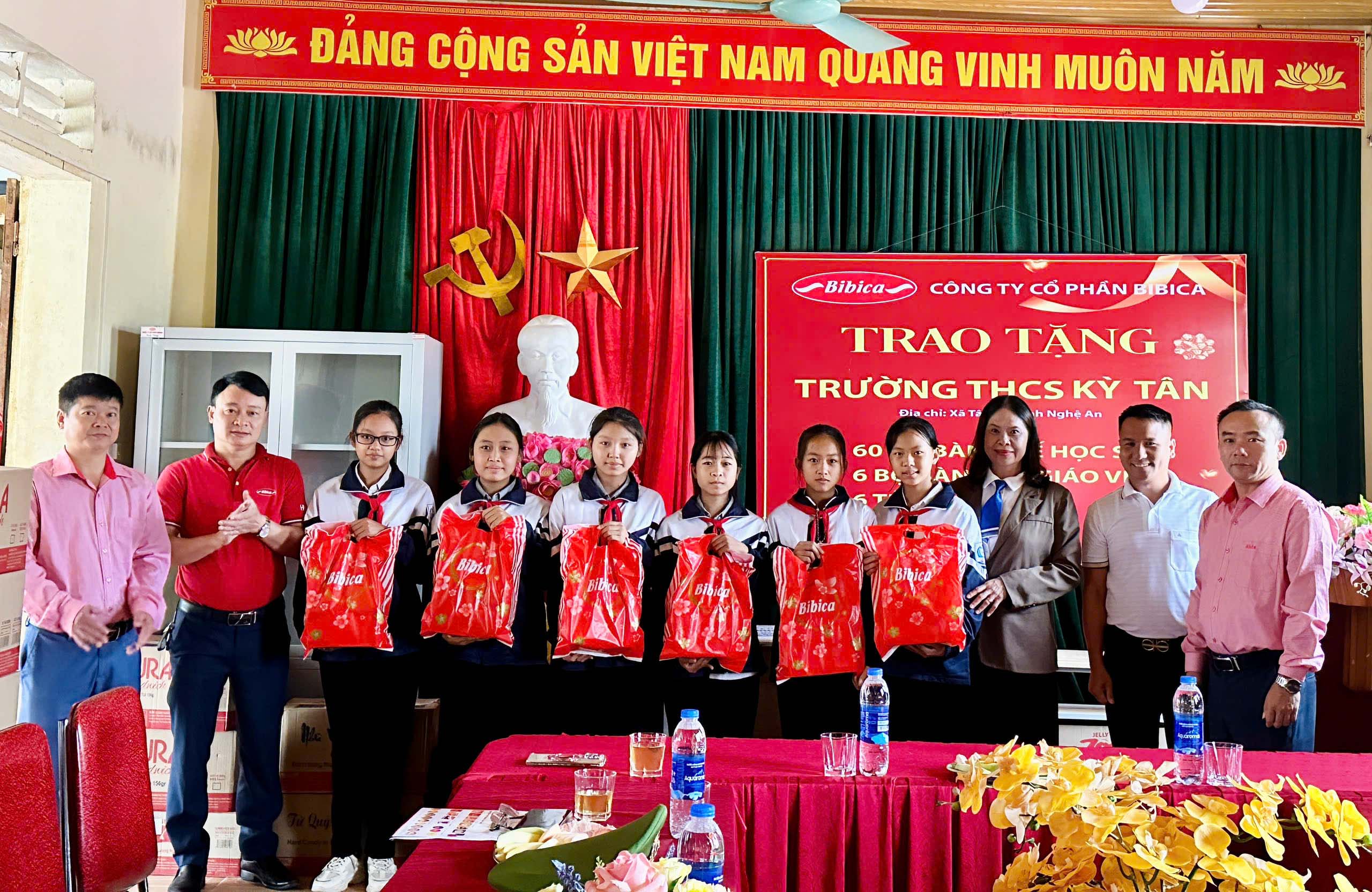 Bibica đồng hành cùng thầy trò vùng lũ: những món quà thiết thực tiếp sức Trường THCS Kỳ Tân