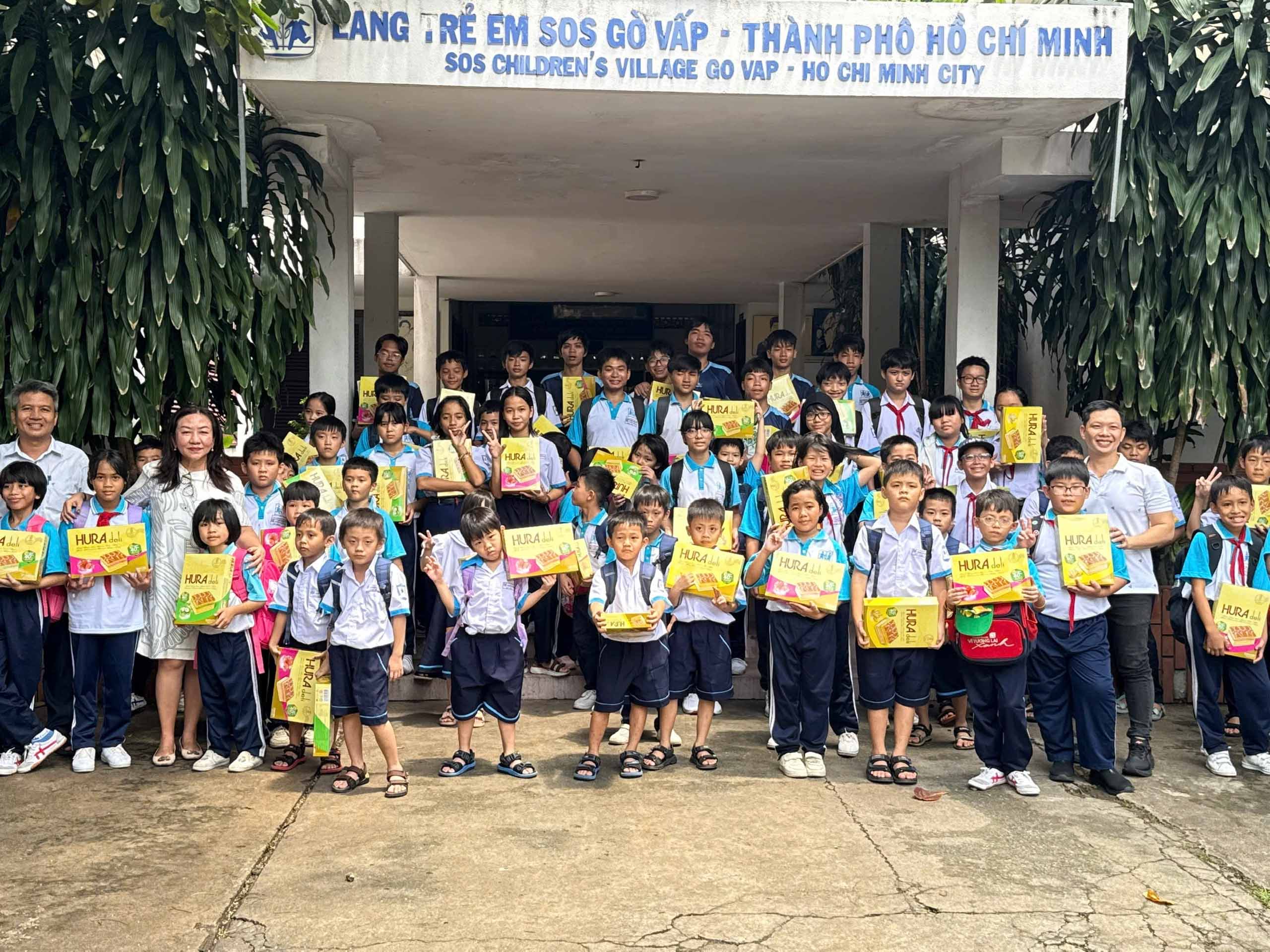 Công ty New Toyo Bibica cùng Hura lan tỏa yêu thương tại Làng trẻ em SOS Gò Vấp