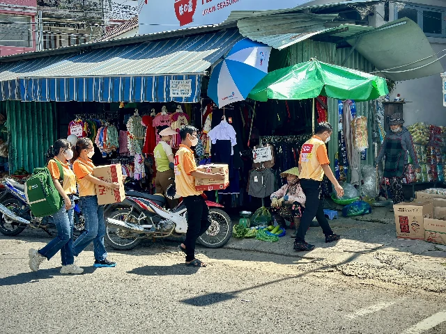 Đội ngũ bán hàng Bibica đang tham gia bán hàng tại Kontum