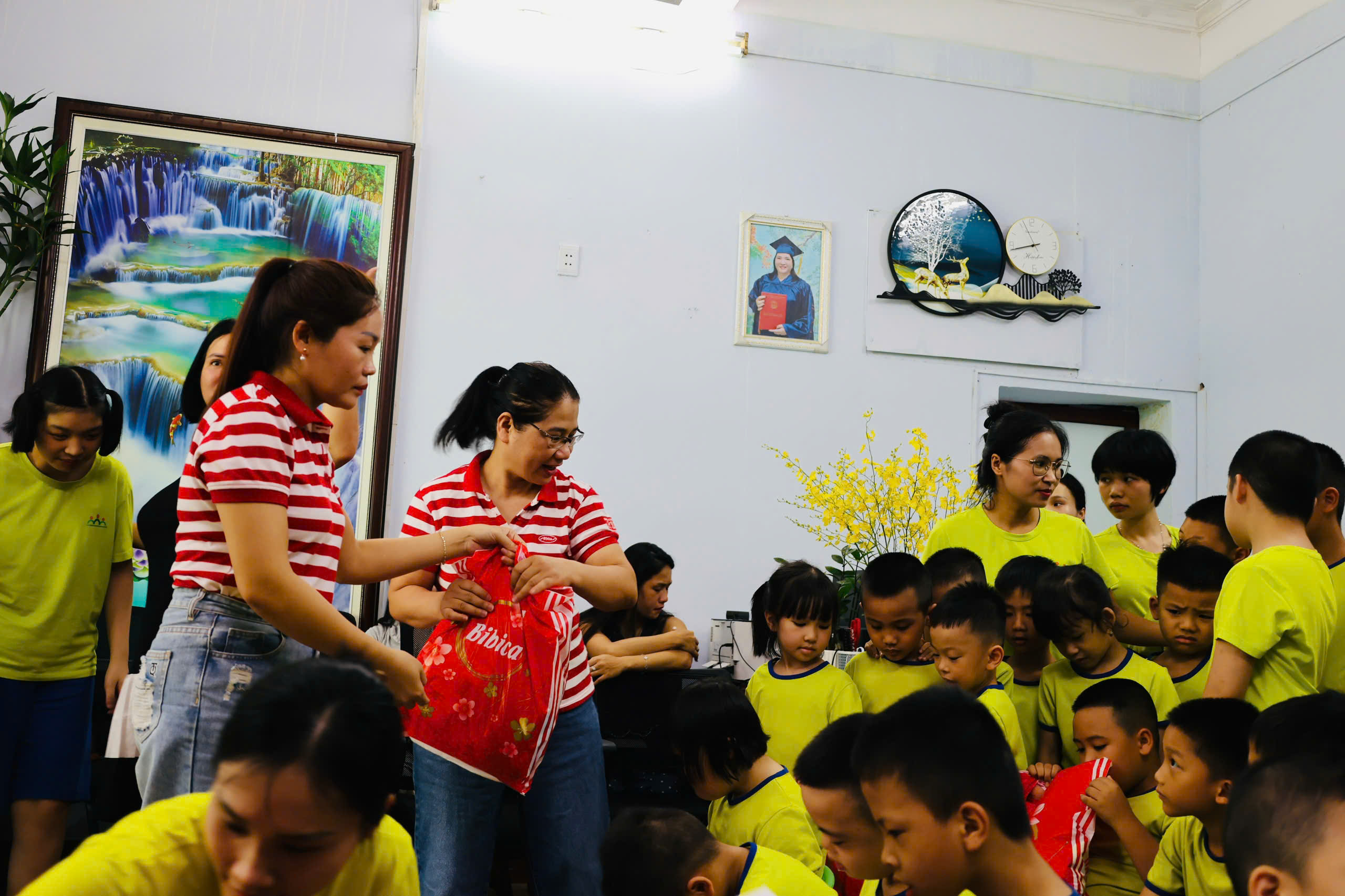 Bibica Chắp Cánh Ước Mơ Cho Trẻ Khuyết Tật Tại Long Biên