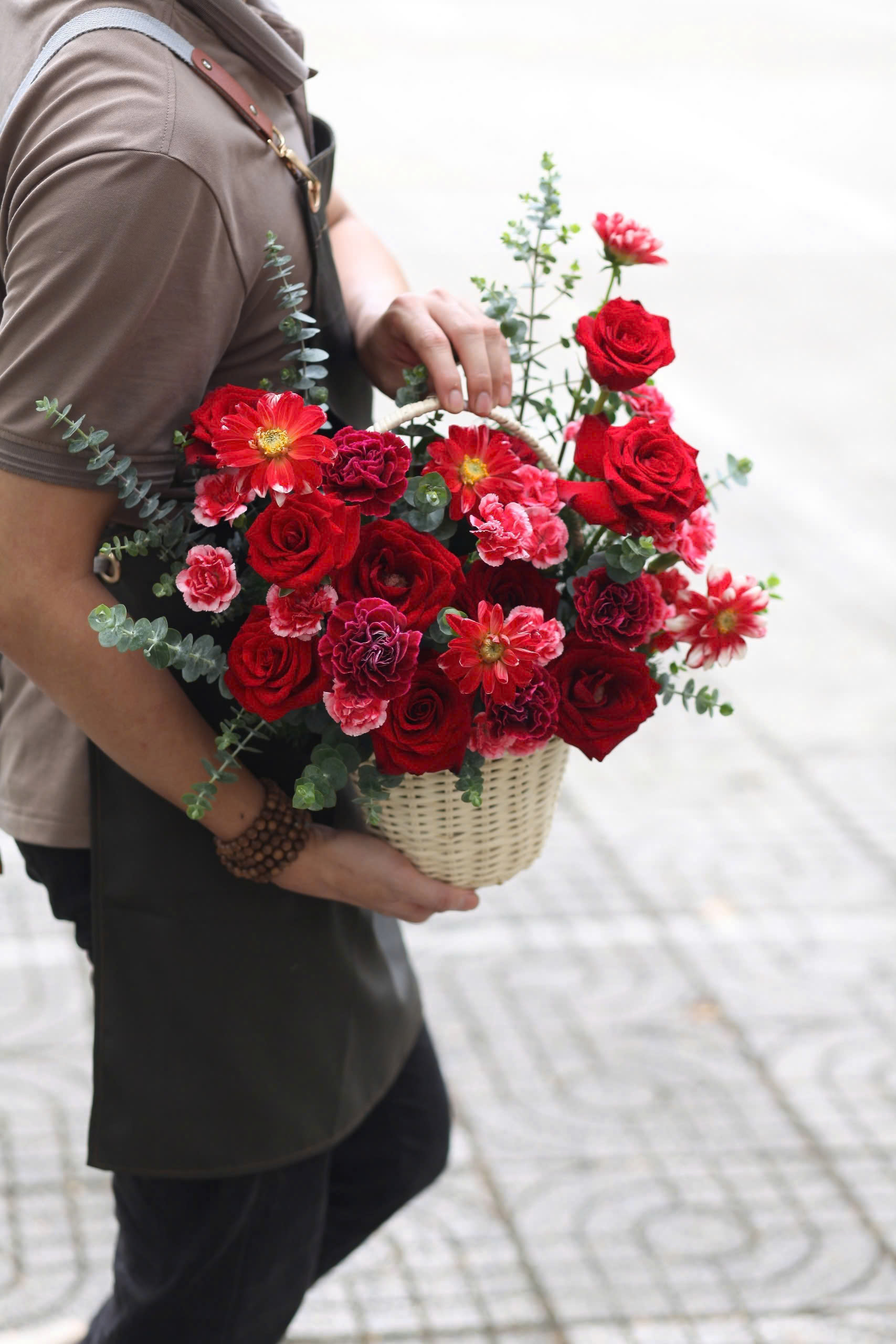 Mẫu giỏ hoa HG16 đẹp tặng thầy cô nhân ngày 20/11 ý nghĩa | Yvoire Flowers