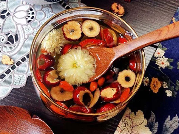 Trà hoa cúc trị mất ngủ