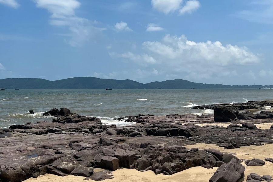 Bãi đá Đen Quảng Ninh