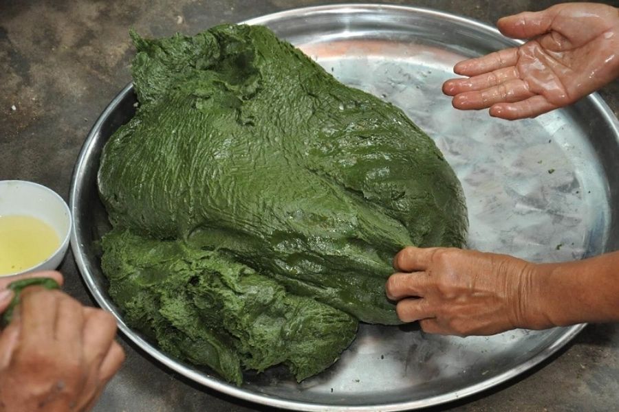 Nhào bột làm bánh ít lá gai