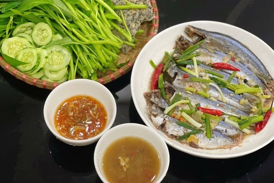 Món cá nục hấp cuốn bánh tráng đặc sản Phú Yên