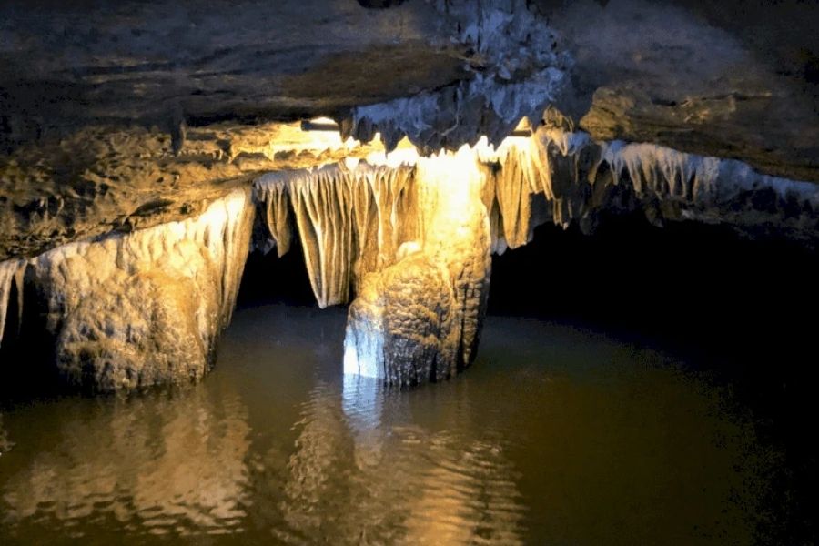 Hang động ở Tràng An