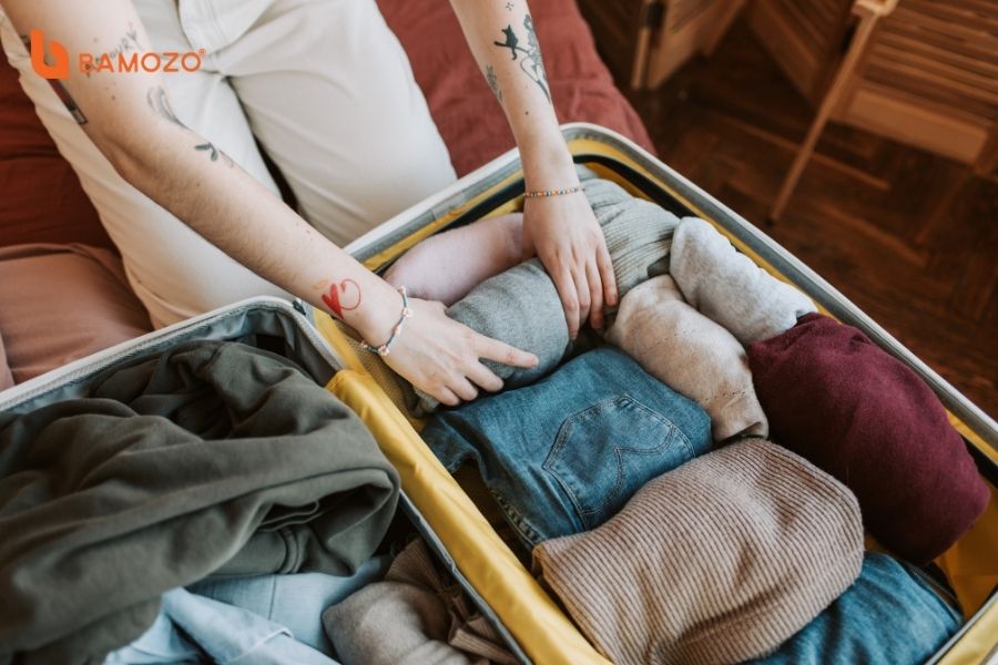 Cuộn tròn quần áo để trong vali