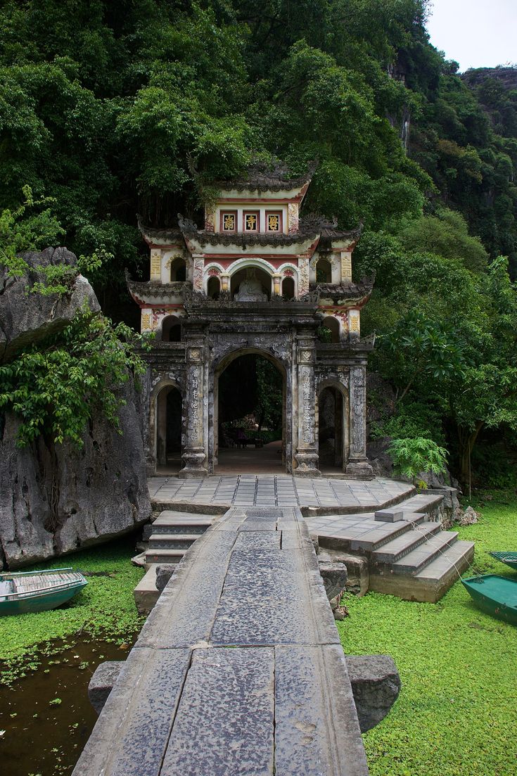 Cổng vào chùa Bích Động