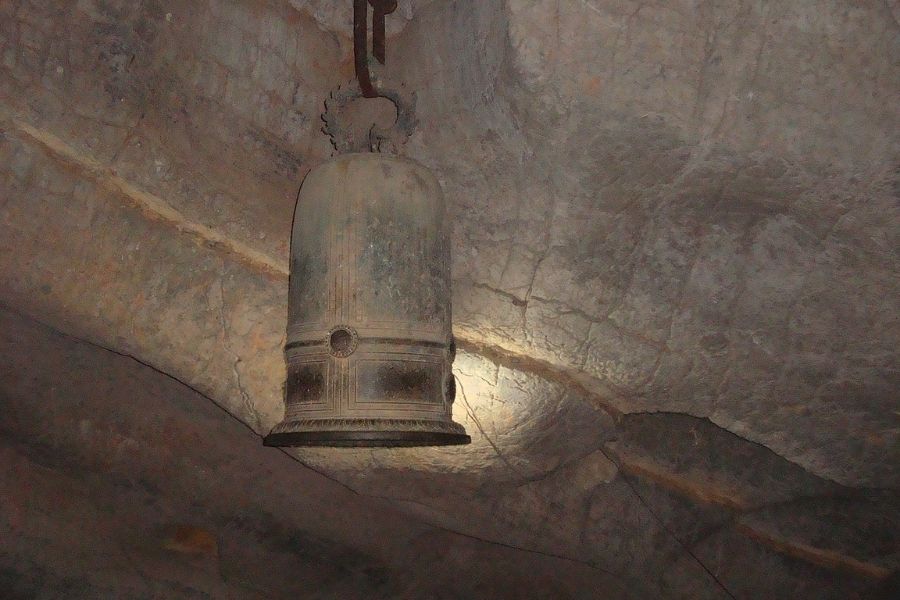 Chuông đồng cổ trong Động Tối chùa Bích Động
