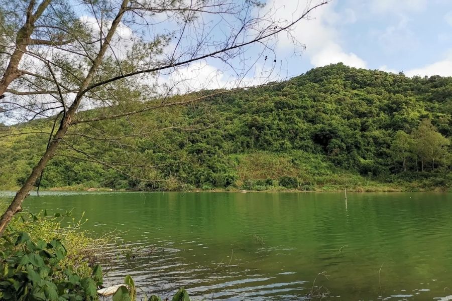 Hồ Khe Dầu trên đảo Cái Chiên