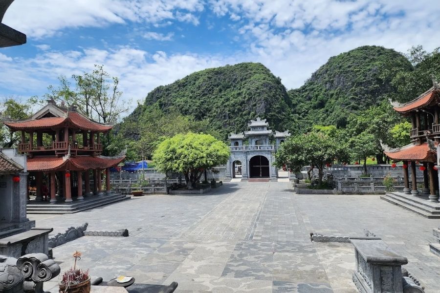 Quang cảnh đền Thái Vi