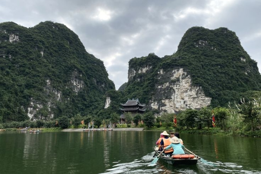 Lịch trình 2: Du lịch Tràng An kết hợp khám phá văn hóa Ninh Bình
