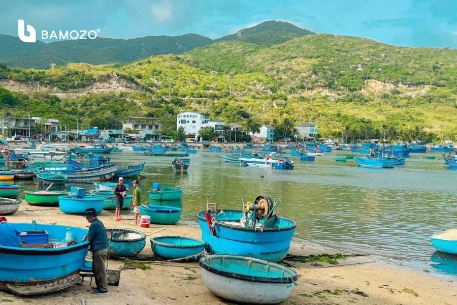 Làng chài ven biển Vĩnh Hy