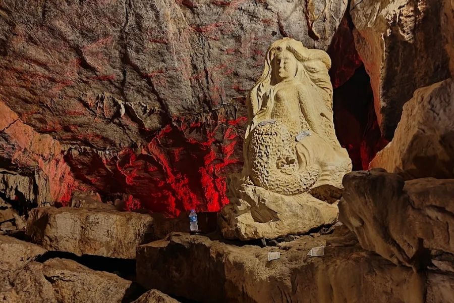 Phiến đá hình Tiên Cá trong hang Bụt