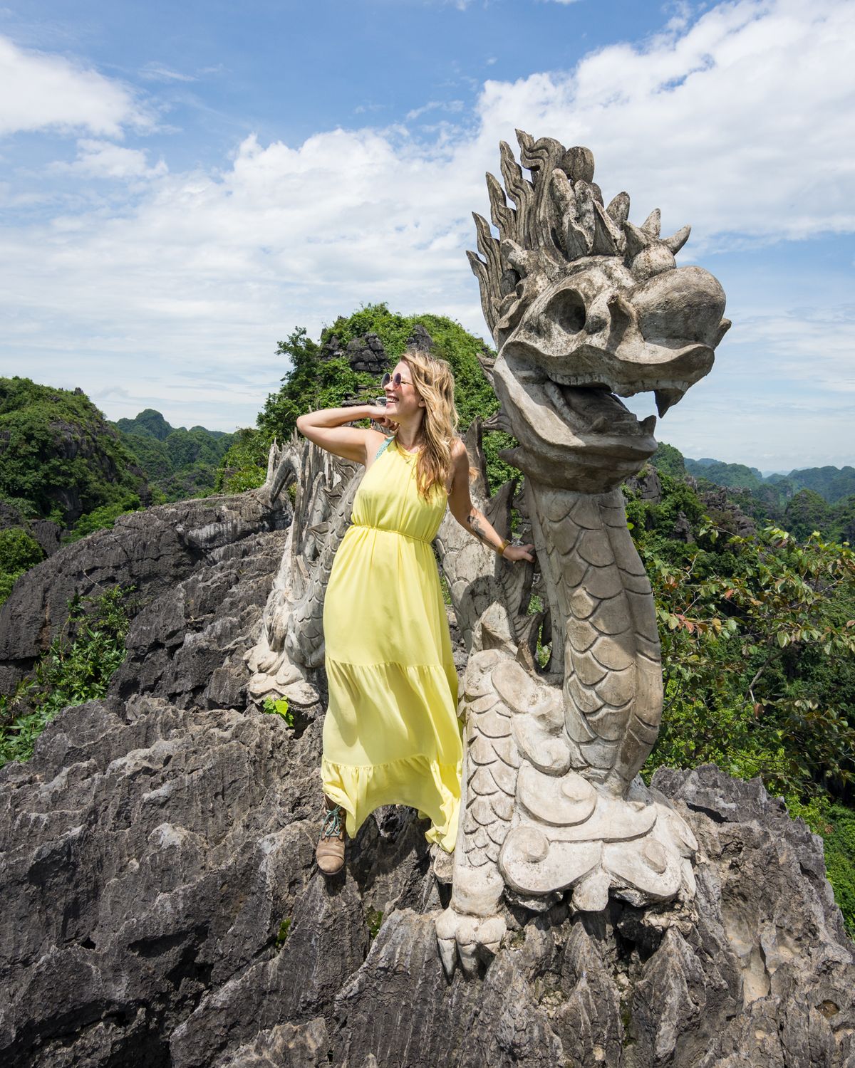 Chụp ảnh với Tượng Đá Rồng tại Hang Múa