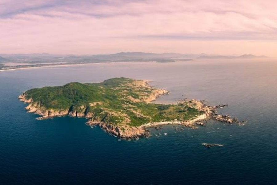 Khám phá vẻ đẹp siêu thực của hồ vô cực Cù lao Mái Nhà