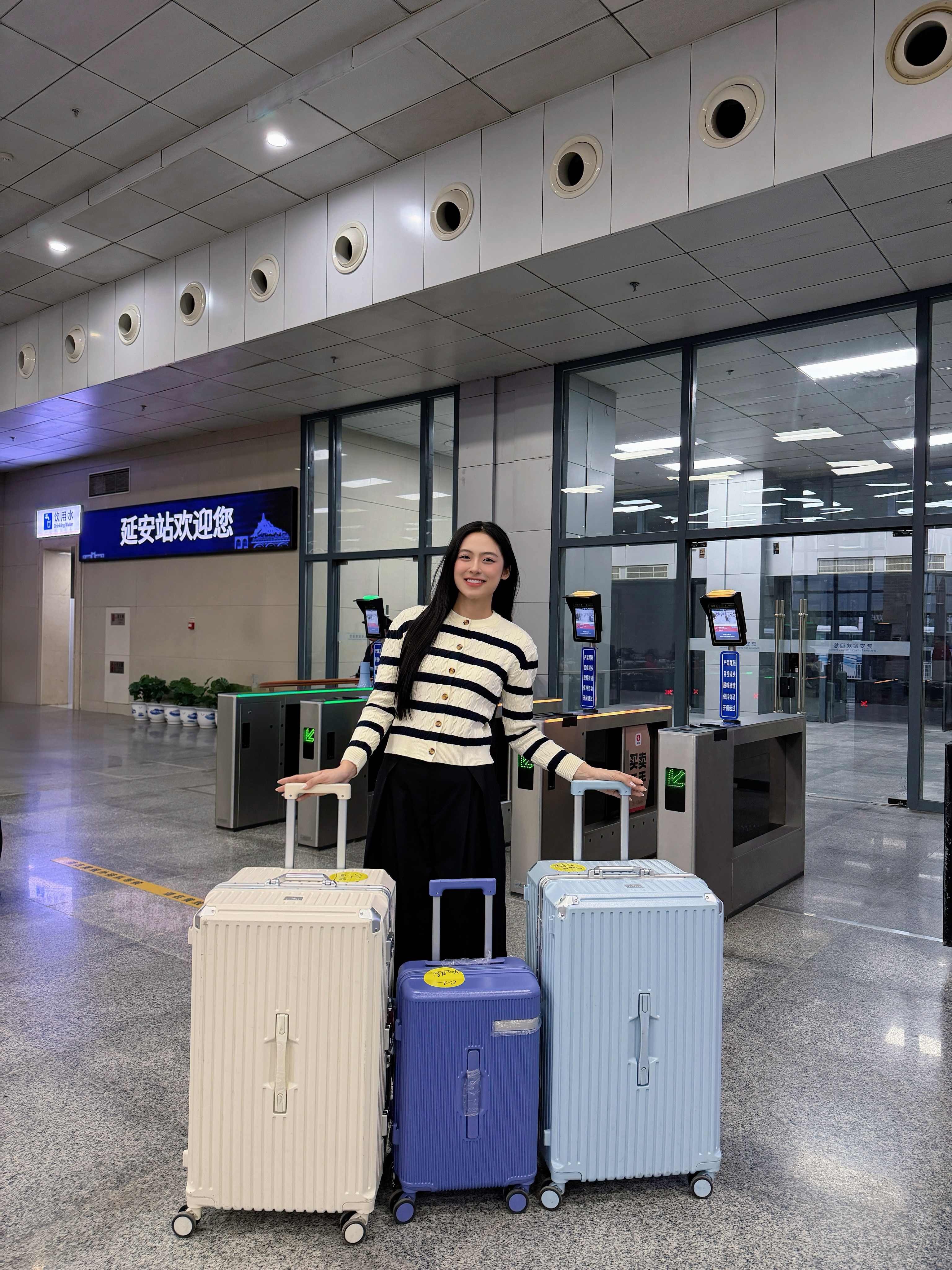 Á hậu Vân Nhi cùng vali Lumi Space