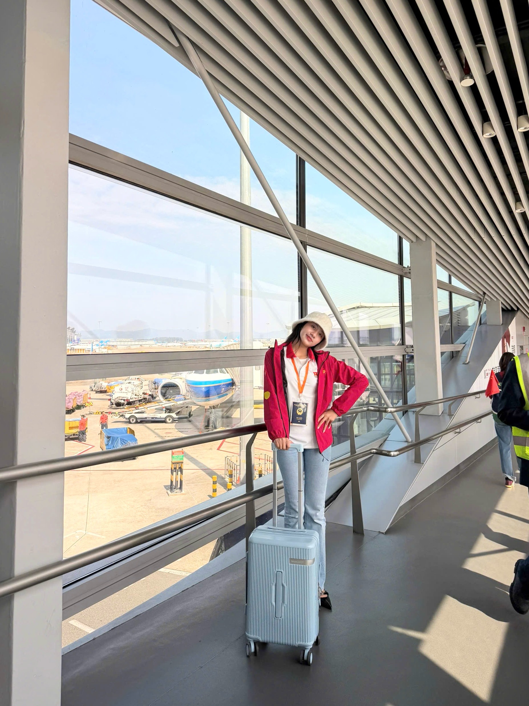 Hoa hậu Trúc Linh phong cách năng động với vali Lumi Space.