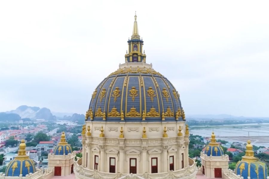 Mái vòm lâu đài Thành Thắng nhìn từ bên ngoài