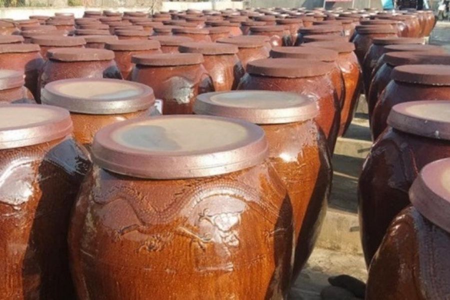 Các chum ủ mắm tép ở Gia Viễn