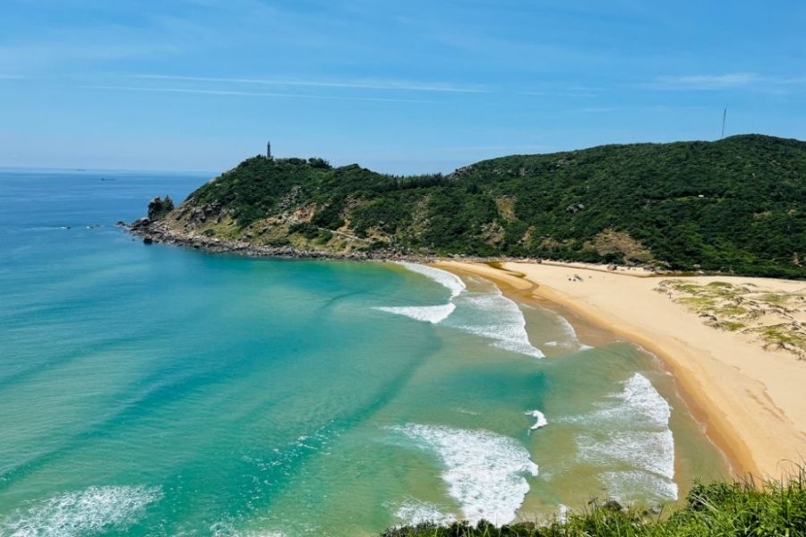 Bãi biển Bãi Môn gần Mũi Điện