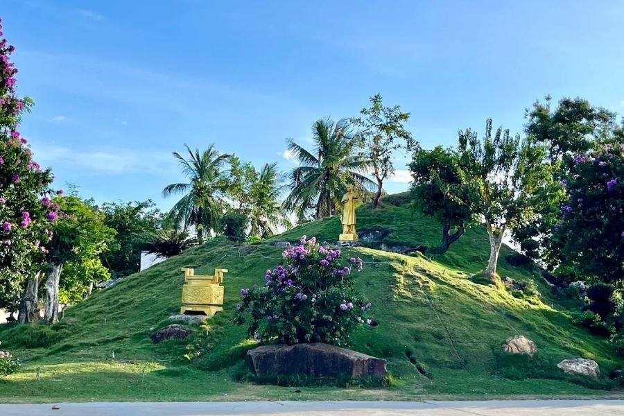 Căn mật thất nằm dưới quả đồi tại nhà thờ Mằng Lăng