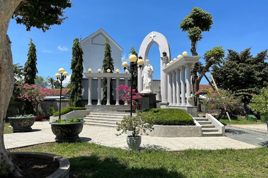 Không gian xung quanh nhà thờ Mằng Lăng