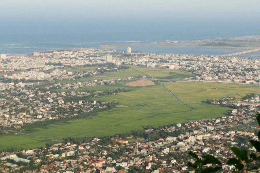 View ngắm thành phố Tuy Hòa từ núi Chóp Chài