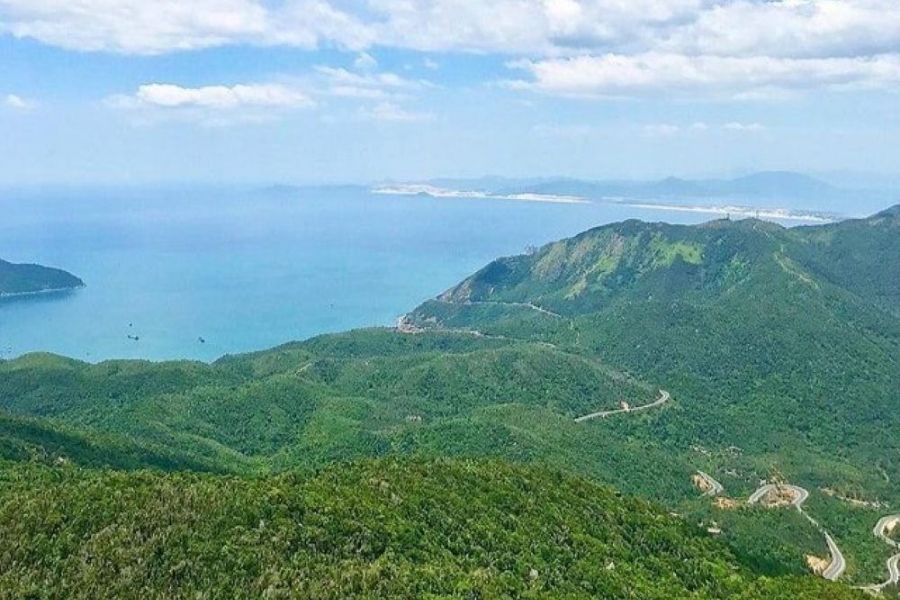 Ngắm view vịnh Vũng Rô từ đỉnh núi Đá Bia