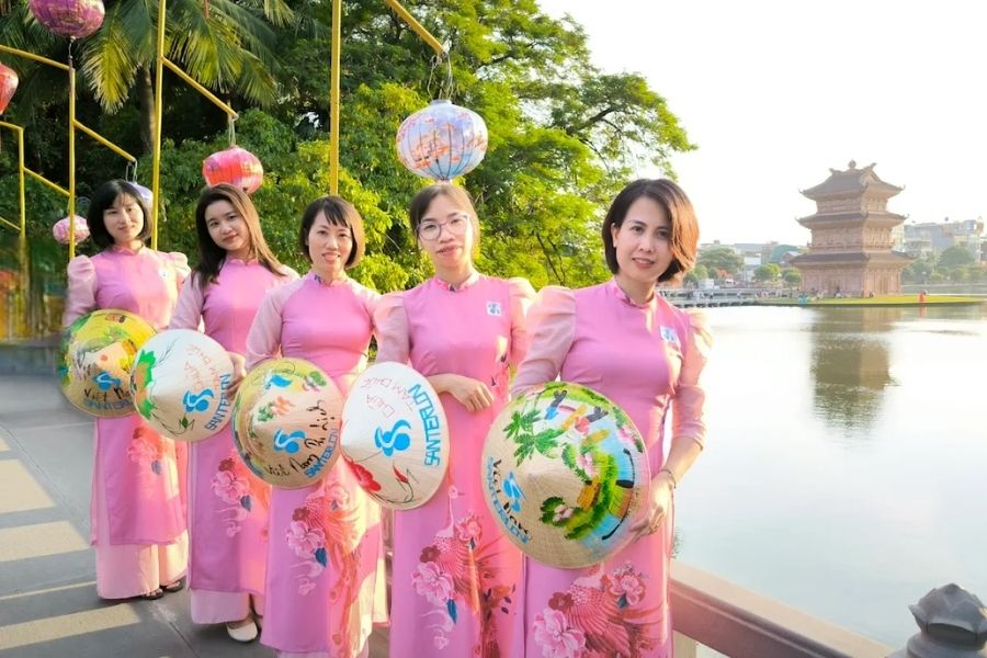 Chụp ảnh với tà áo dài truyền thống ở phố cổ Hoa Lư