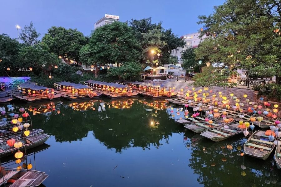 Ngắm nhìn phố cổ Hoa Lư trên thuyền theo sông Kỳ Lân