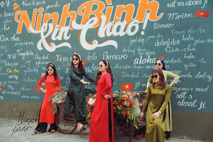 Không quên chụp lưu niệm bức tường "Xin chào" nổi tiếng ở Ninh Bình